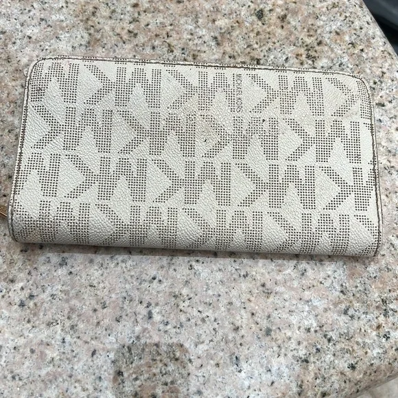 MICHAEL Kors Hamilton Traveler Logo Print Zip Around Wallet with Gold Lock LG 8” - Picture 2 of 3